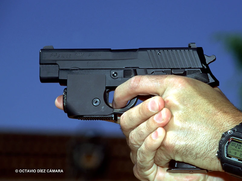 La pistola P226 es un arma especialmente slida y fiable, aunque no era nada econmica de adquirir en un entorno con muchas otras ms baratas. Foto: Octavio Dez Cmara